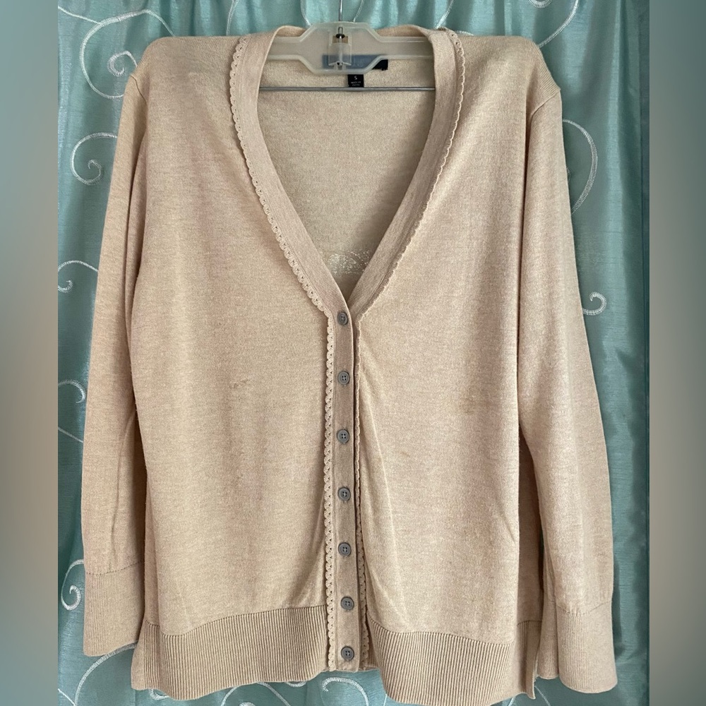 Banana Republic oatmeal colored V-neck cardigan size small w crochet trim